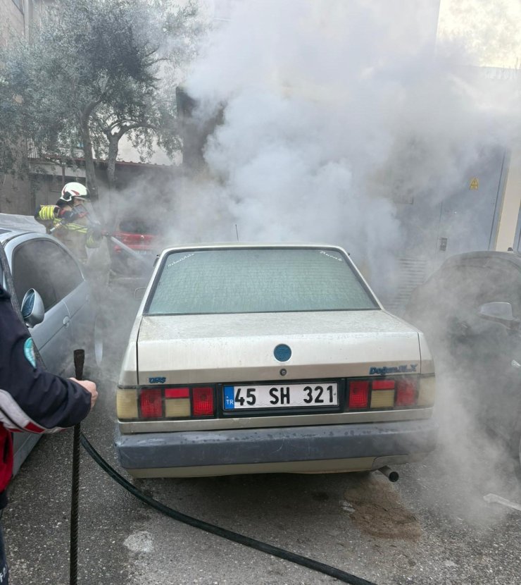 Salihli’de yangın paniği: Park halindeki 2 otomobil yandı