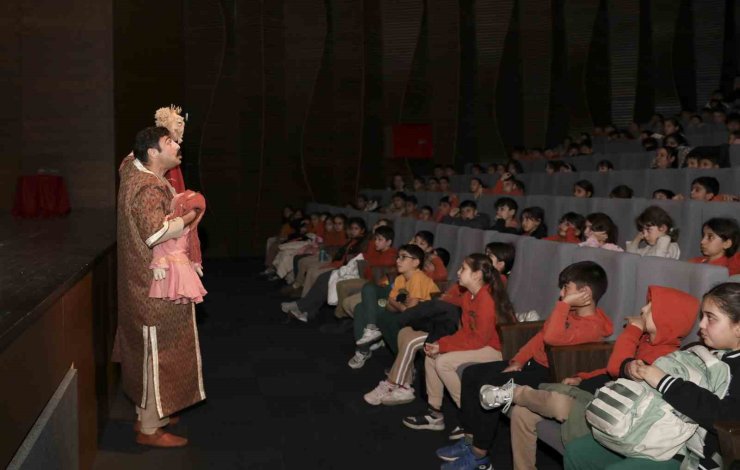 Mersin’de Şehir Tiyatrosu gençleri ‘Bilge Hekim Lokman’ ile buluşturdu