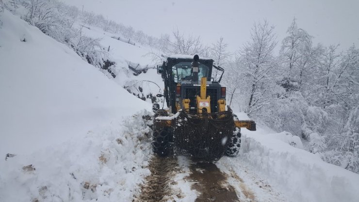 Trabzon’da 40 mahalle yolu kar nedeniyle ulaşıma kapandı