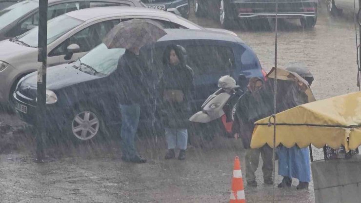 Zonguldak’ta sağanak yağış sürprizi: Hazırlıksız yakalananlar saçak altlarına sığındı