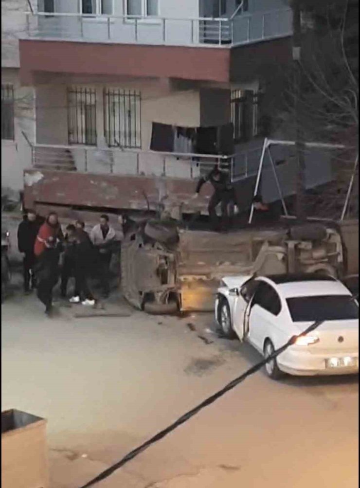 İki otomobil çarpıştı: 3 yaralı