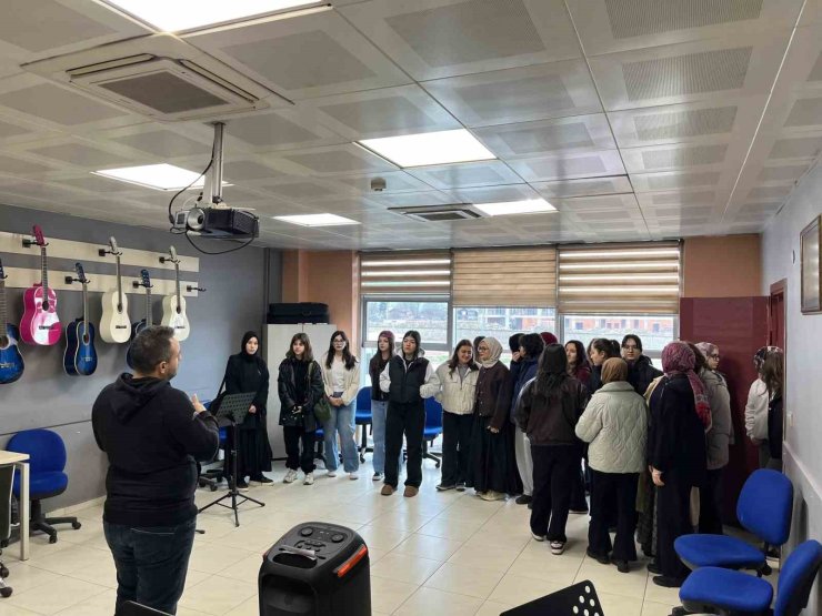 Lise öğrencileri gençlik merkezinde vakit geçirdi