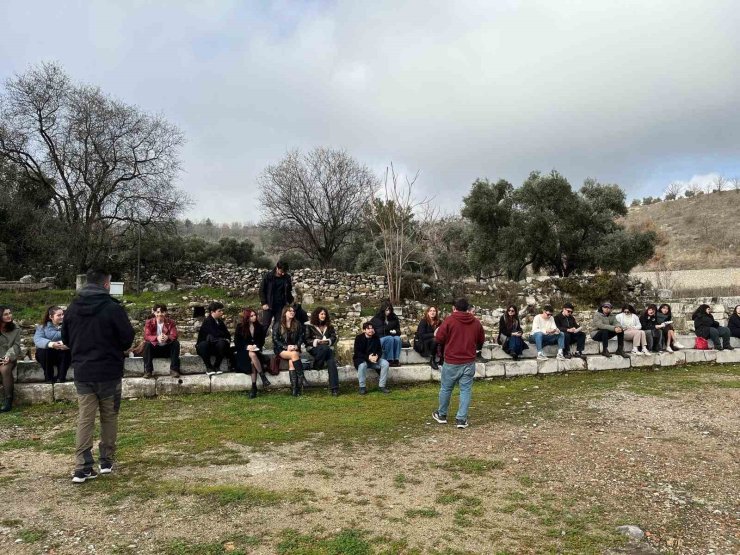 Genç eller geçmişin izlerini seramik ile şekillendirdi