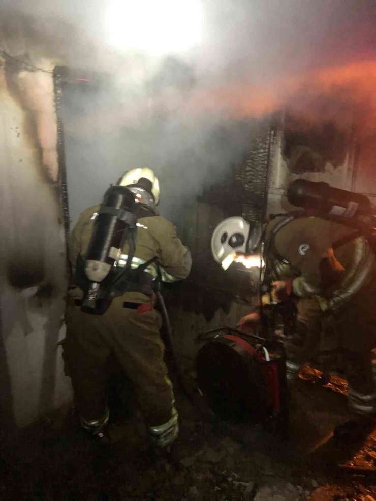 İskenderun’da ev yangını büyümeden söndürüldü