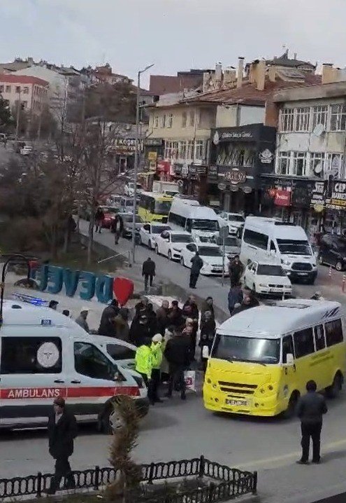 Minibüsten düşen yaşlı adam hayatını kaybetti