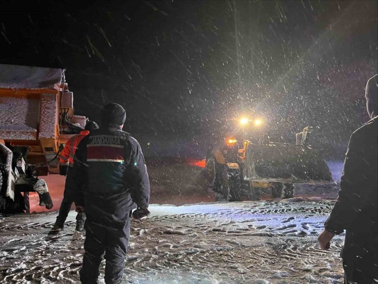 Karda mahsur kalan araçların imdadına Jandarma ekipleri yetişti