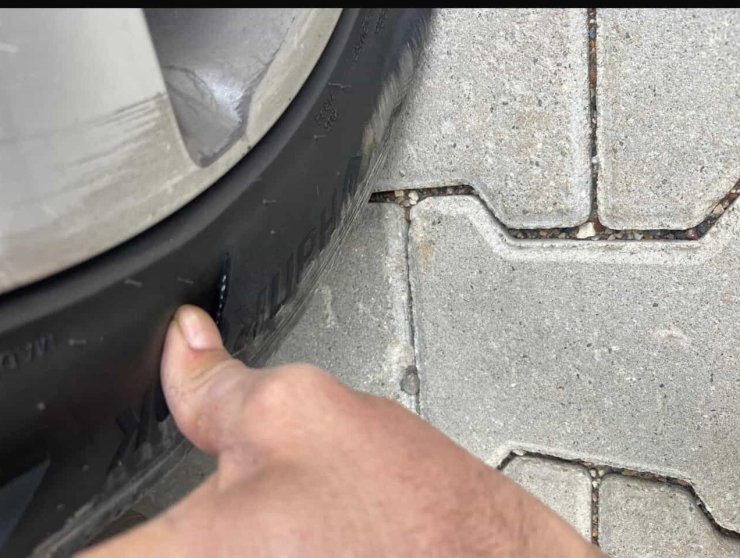 Park halindeki aracın lastikleri kesildi