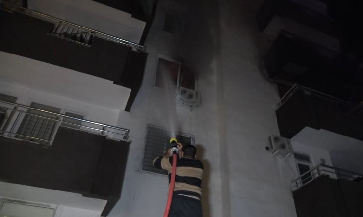 5 katlı binada korkutan yangın:2 kişi dumandan etkilendi