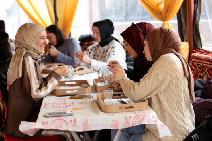 Kartepe’de kurulan otağ çadırında geleneksel sanatlar yaşatılıyor