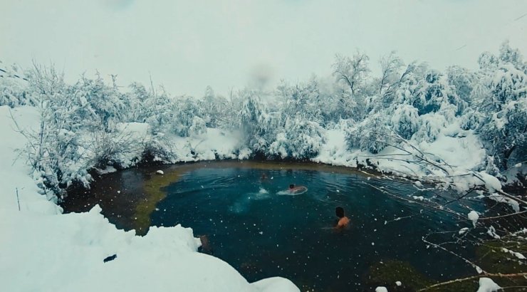 Muhteşem manzarada üç arkadaş kar yağışı altında gölette yüzdü