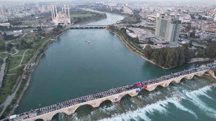 Yüreğir Belediyesi tarihi Taşköprü’de halk iftarı düzenledi