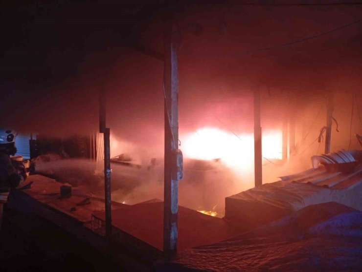 Antakya’da iş yeri alevlere teslim oldu