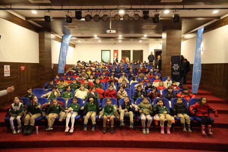 Başkan Çerçioğlu Koçarlı’da minikleri tiyatro ile buluşturdu