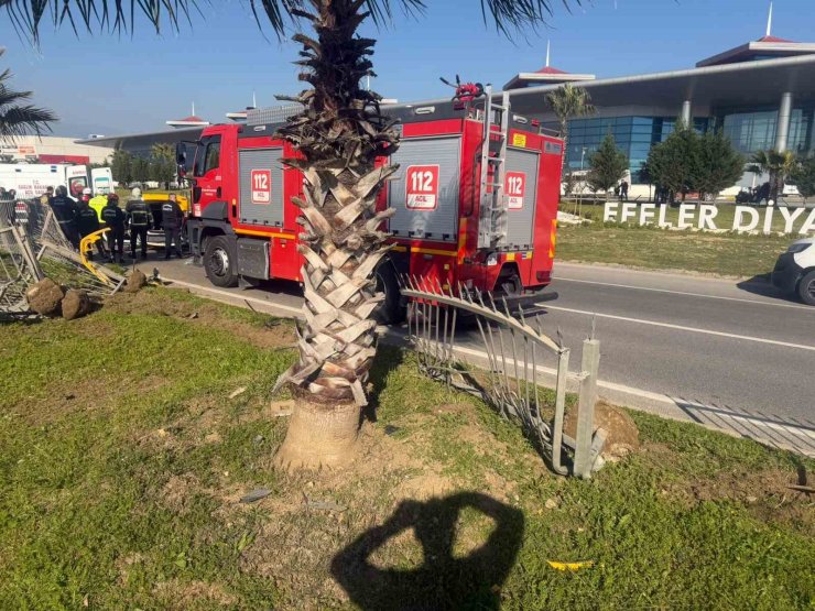 Taksi bariyerlere çarpıp takla attı: 2 yaralı