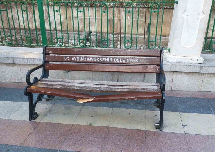 Banklar ve sokaklar duyarsız vatandaşların hedefi oldu