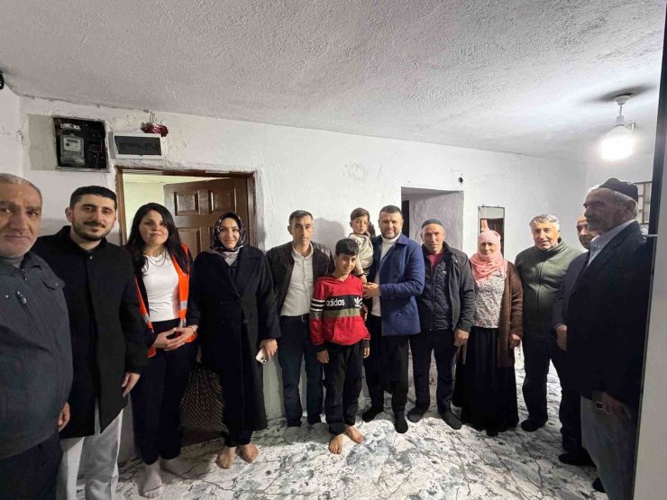 Eğil Belediye Başkanı Seydaoğlu her gün bir mahallede vatandaşlarla iftar yapıp hediyeler dağıtıyor