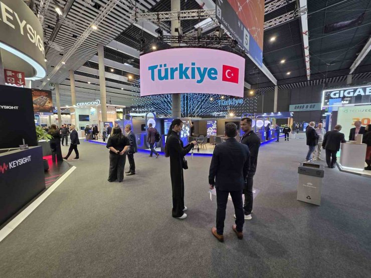 Barselona’da yapay zekalı "metal yaka" sahaya iniyor