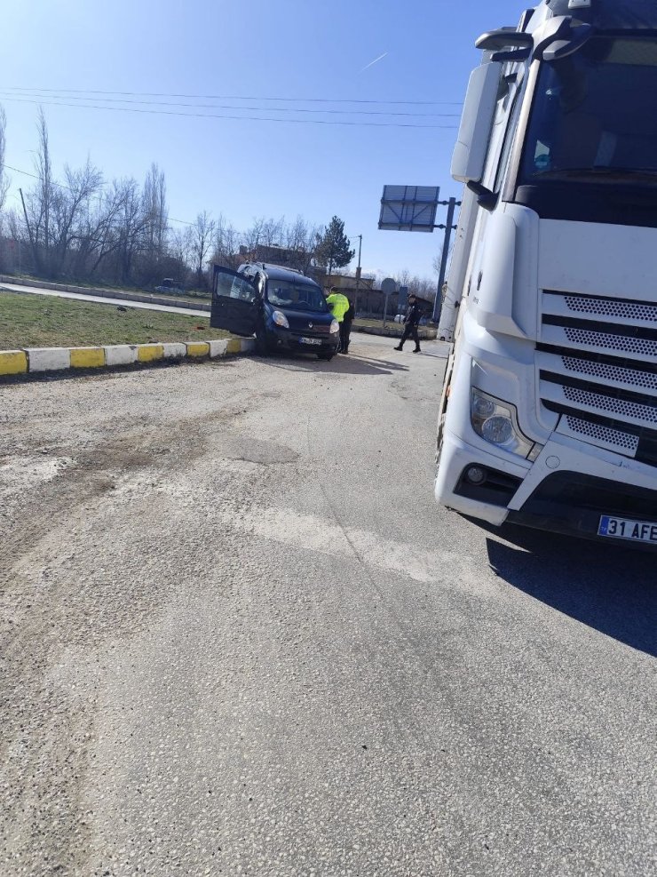 Isparta’da tır ile otomobil çarpıştı: 2 yaralı