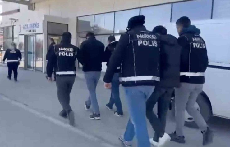 Şüphe üzerine durdurulan araçtan uyuşturucu çıktı: 2 tutuklama
