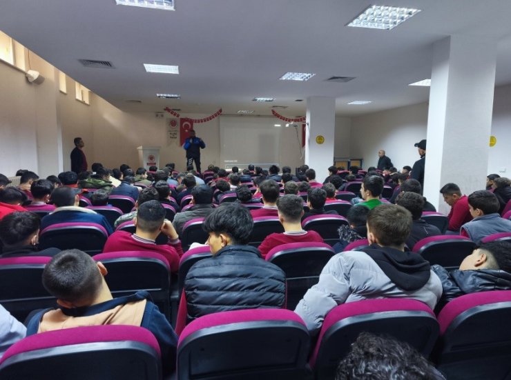 Polisten Niğde’de vatandaş ve öğrencilere yönelik bilgilendirme çalışmaları