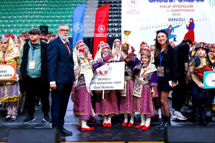 Halk oyunlarında okullar sahne aldı