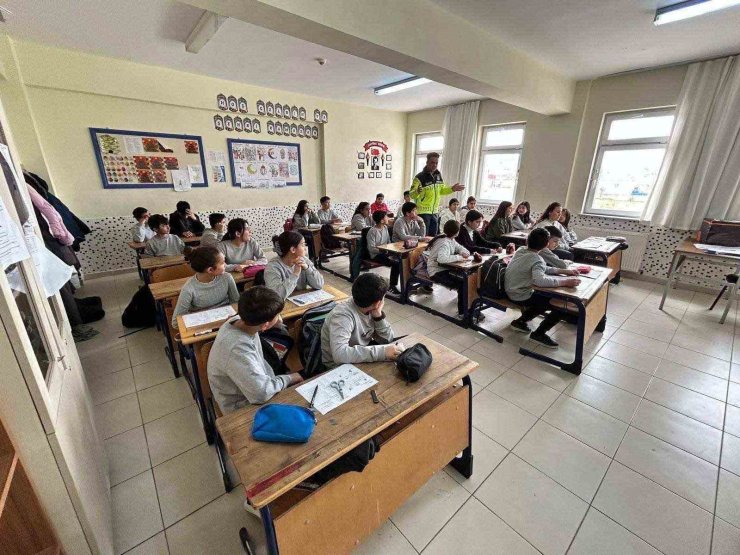 Öğrenci ve öğretmenlere trafik eğitimi verildi