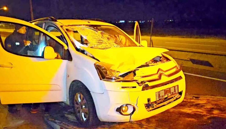 Aksaray’da hafif ticari araç yayaya çarptı: 1’i ağır 2 yaralı