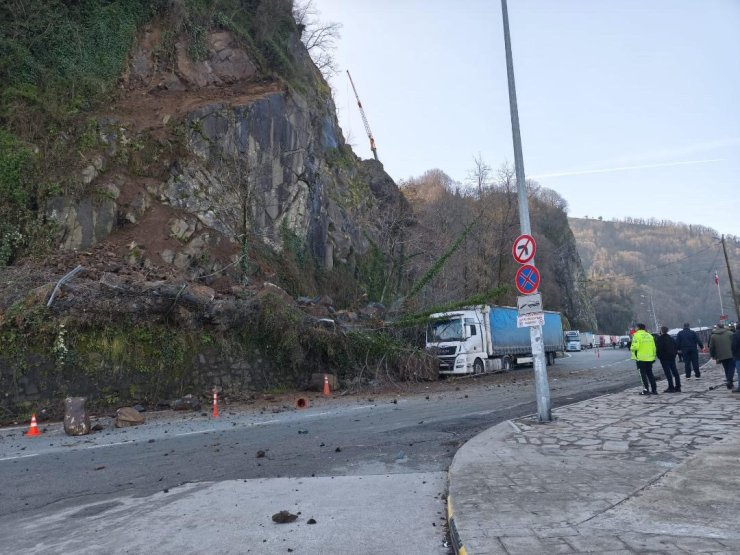 Artvin’de heyelan: Yamaçtan kopan kayalar tırda hasara yol açtı