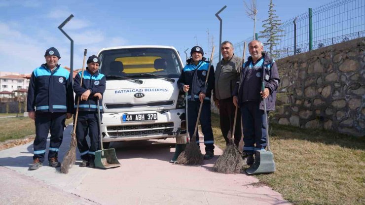 Battalgazi’de Derme Deresi çevresinde temizlik ve yıkama çalışması