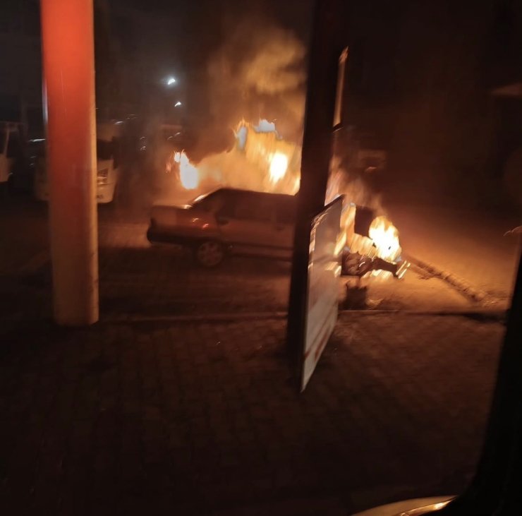 Bingöl’de park halindeki araç alevlere teslim oldu