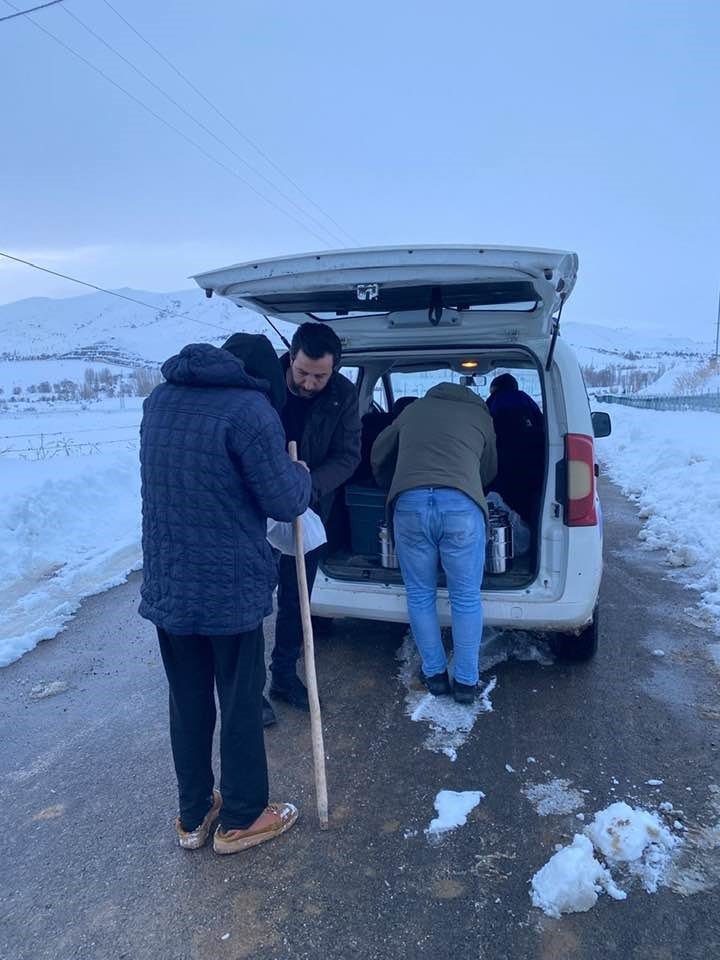 Demirözü’nde vatandaşlara ramazan ayında sıcak yemek ulaştırılıyor