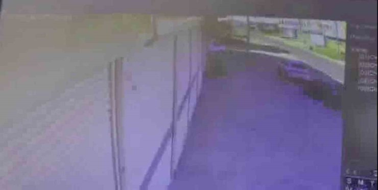 Otomobilin park halindeki aracı biçtiği kaza güvenlik kamerasında