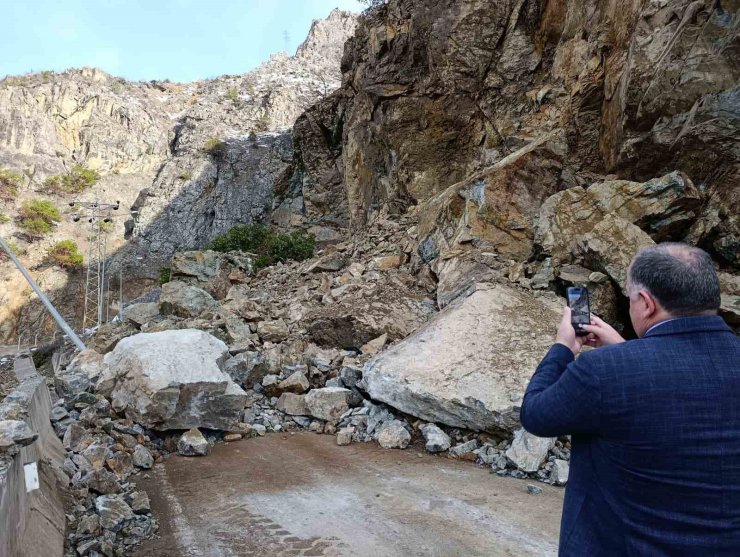 Gümüşhane-Giresun karayolu heyelan nedeniyle ulaşıma kapandı