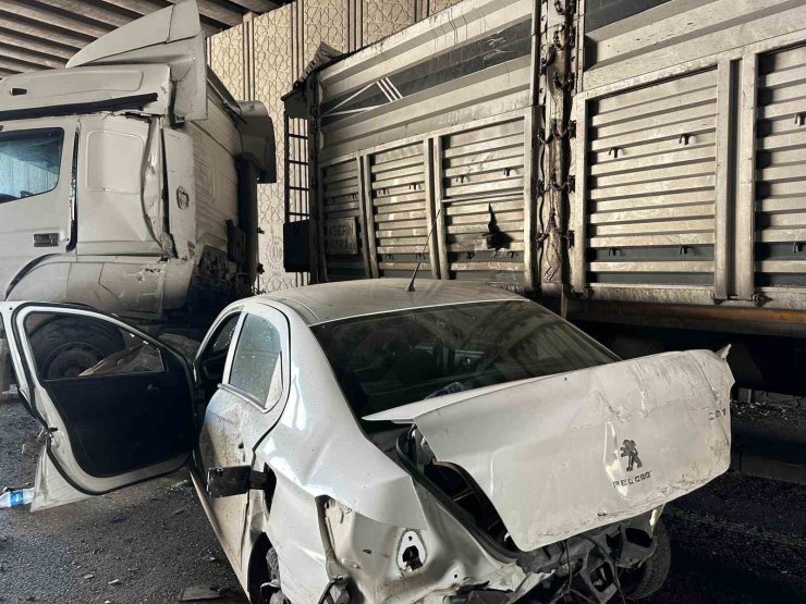 Uşak’ta otomobil ile tır çarpıştı: 1 yaralı