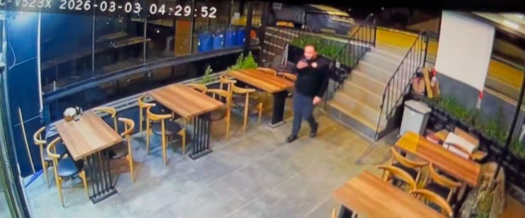 Park ettiği otomobil bir anda geri kaçtı, direğe çarparak durabildi