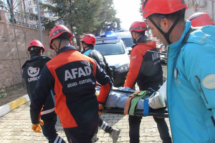 Şırnak’ta deprem tatbikatı gerçeğini aratmadı