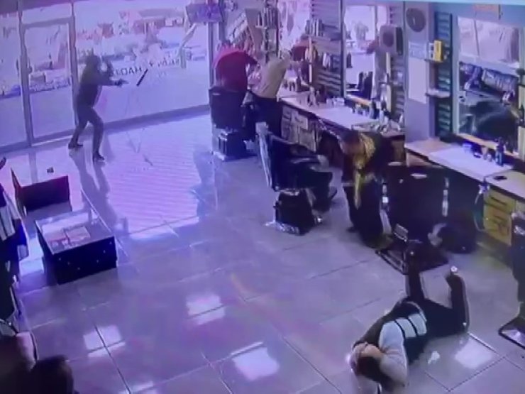 Adana’da berberde böyle ateş etti: 1 yaralı