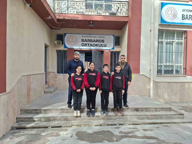 Topladıkları para ile 3 bakkalın veresiye defterini satın alan öğretmen ve öğrenciler yürekleri ısıttı