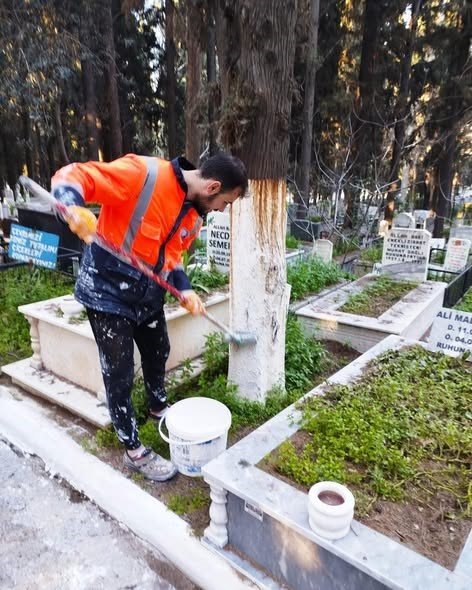 Edremit Belediyesi bayram öncesi mezarlıklarda bakım çalışmalarını sıkılaştırdı