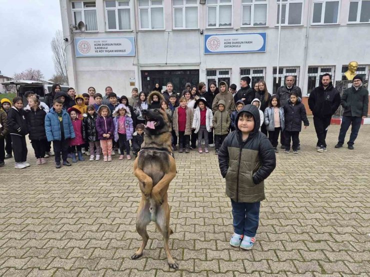 Bilecik’te bomba arama köpek unsurlarıyla tanıtım faaliyeti düzenlendi