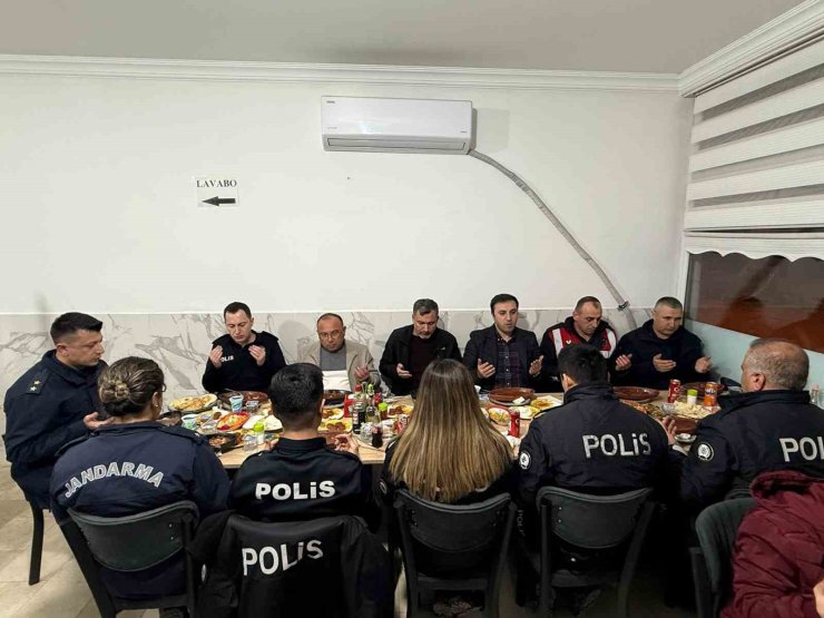 Çavdarhisar Kaymakamı Murat Ak, emniyet ve jandarma personeliyle iftarda buluştu