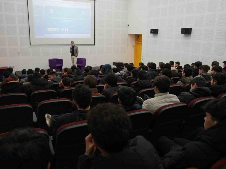 Bilim Merkezinde dronlar ve kullanımı söyleşisi