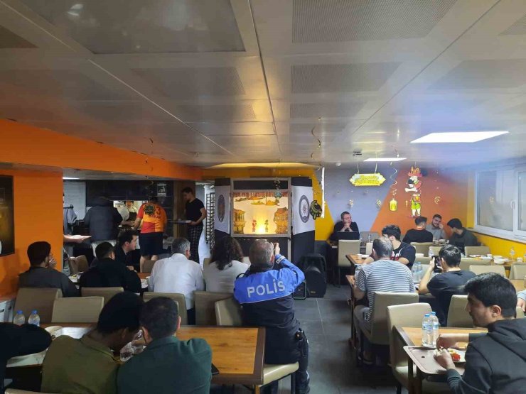 Yurtta kalan öğrenciler Ramazan coşkusunu yaşadı