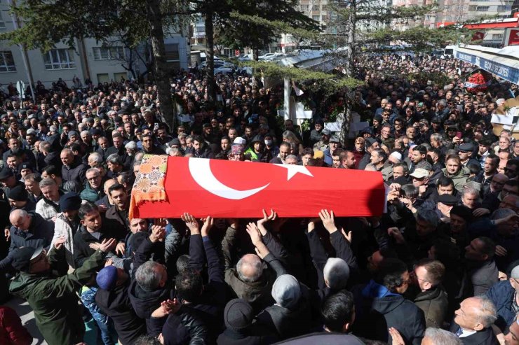 Öğrencisi tarafından öldürülen Fatma Nur öğretmen son yolculuğuna uğurlandı