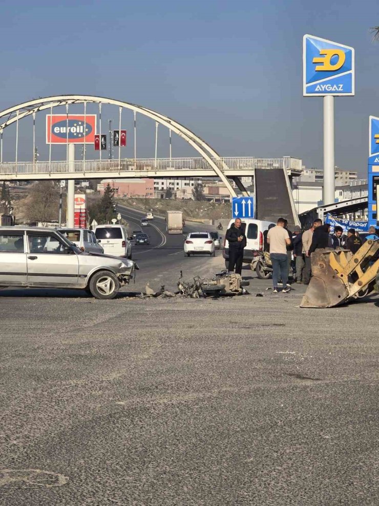 Otomobil ile çarpışan motosiklet sürücüsü ağır yaralandı