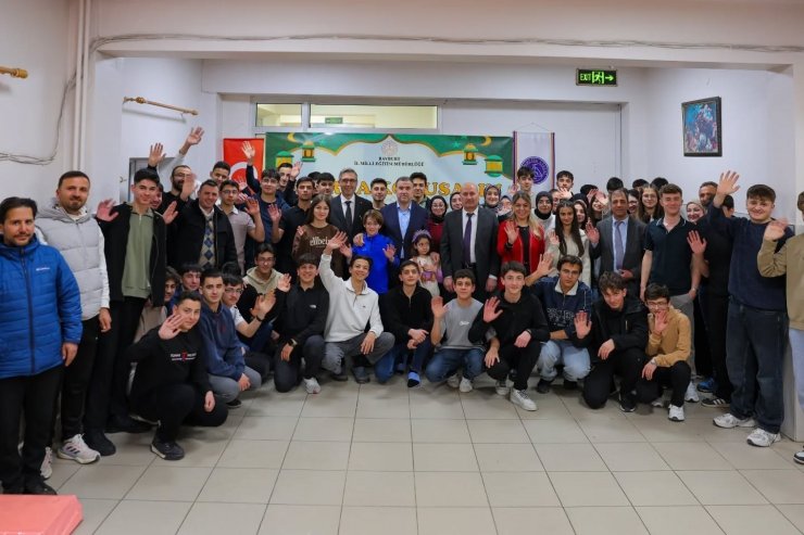 Vali Eldivan, Bayburt Fen Lisesi öğrencileriyle iftarda buluştu