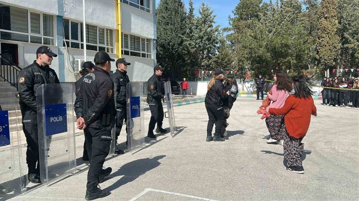 Burdur’da gerçeğini aratmayan deprem tatbikatı