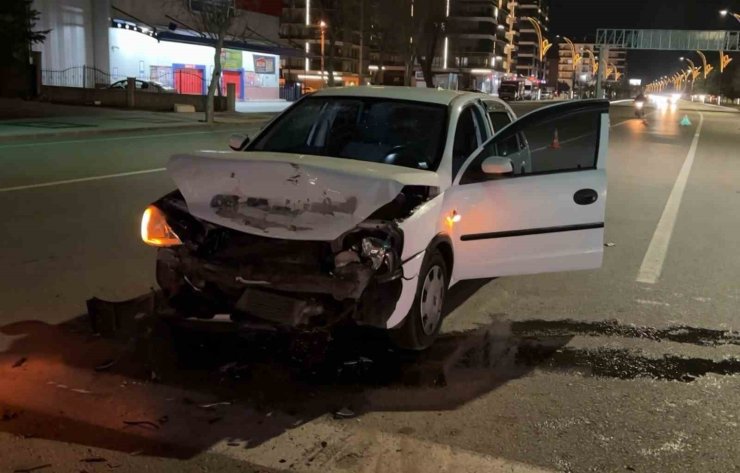 Kırmızı ışıkta bekleyen otomobile arkadan çarptı: 1 yaralı