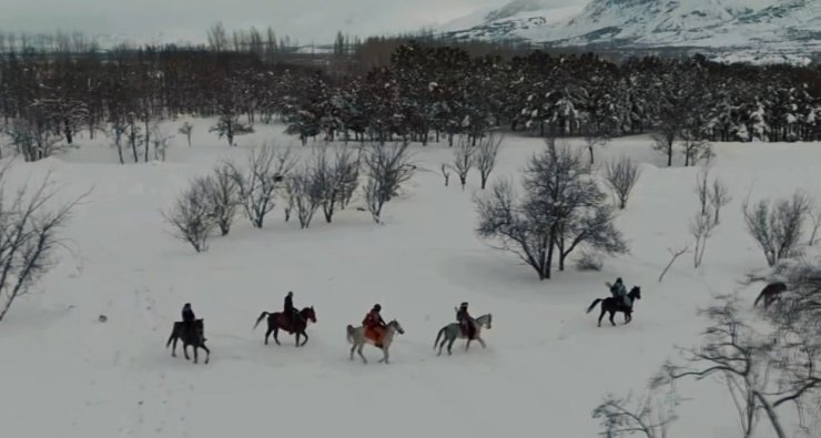 Erzincan’da sınırları zorlayan kış macerası: Atlı snowboard safarisi