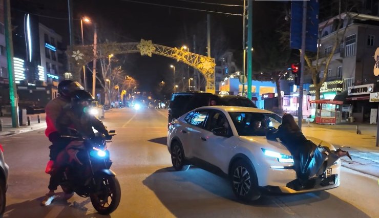 Polis uygulamasında ilginç anlar: Alkollü yolcu çakar iddiasıyla aracın önüne atladı